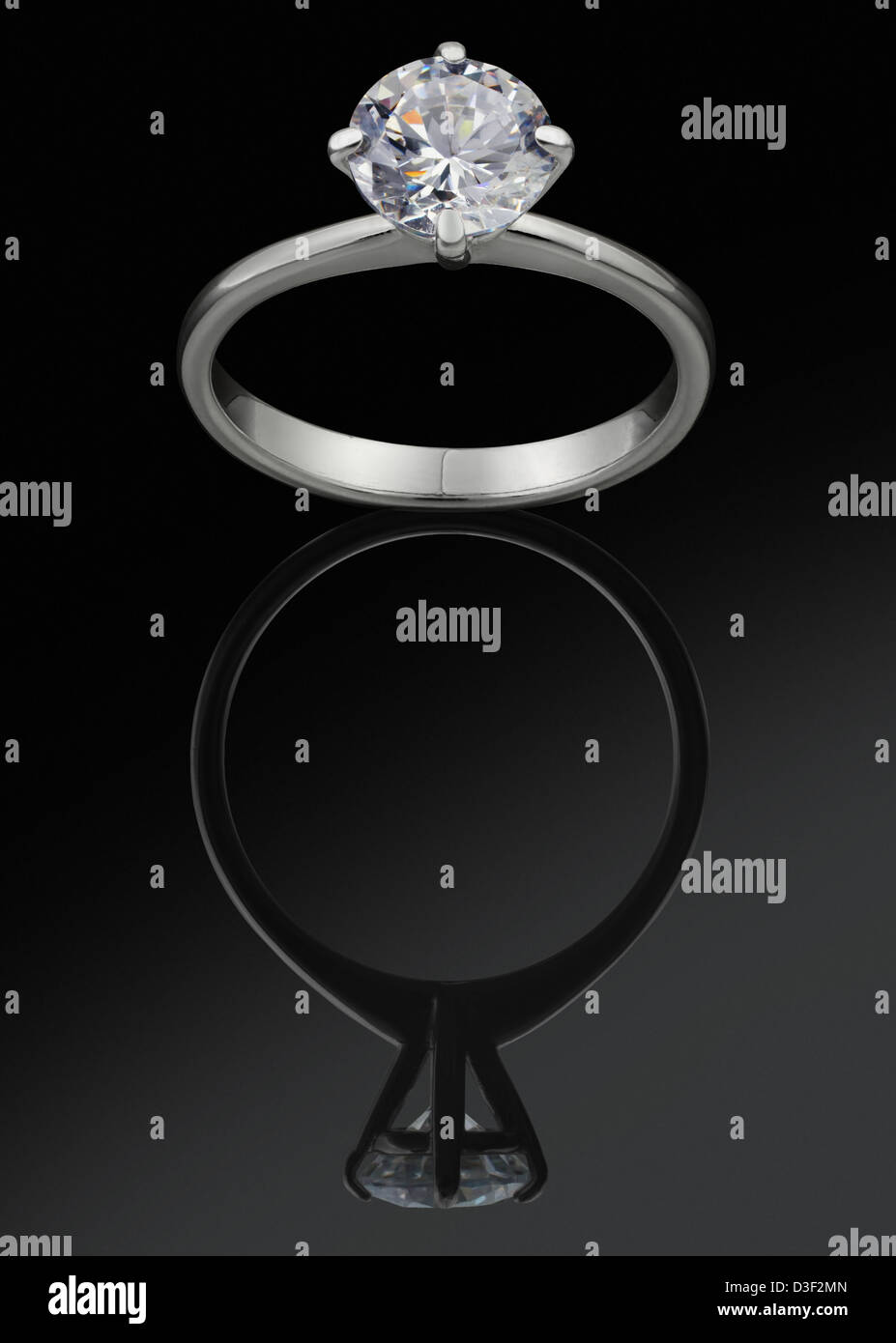 Diamant-Ring in schwarz mit Reflexion Stockfoto