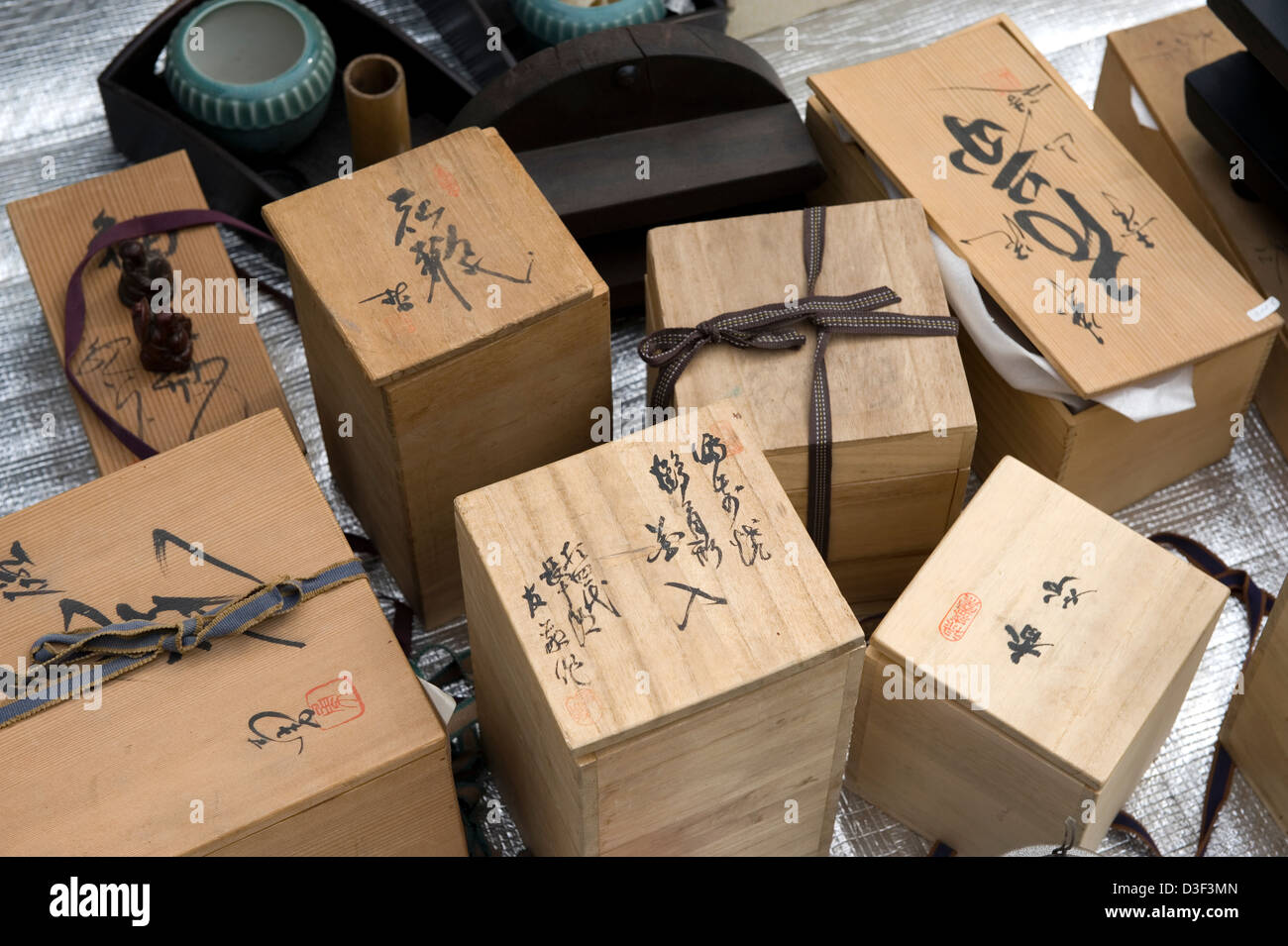 Sammlung von alten Holzkisten mit Kanji Zeichen schreiben oben für Verkauf auf Outdoor-Flohmarkt in Odawara, Kanagawa, Japan. Stockfoto