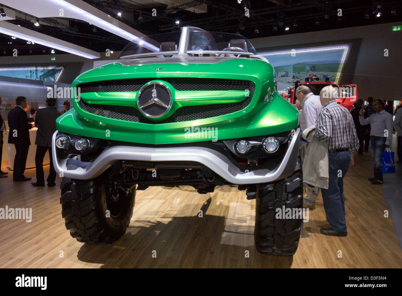 Neuwagen Mercedes Benz Unimog auf der IAA IAA Nutzfahrzeuge 2012. Hannover, Deutschland Stockfoto