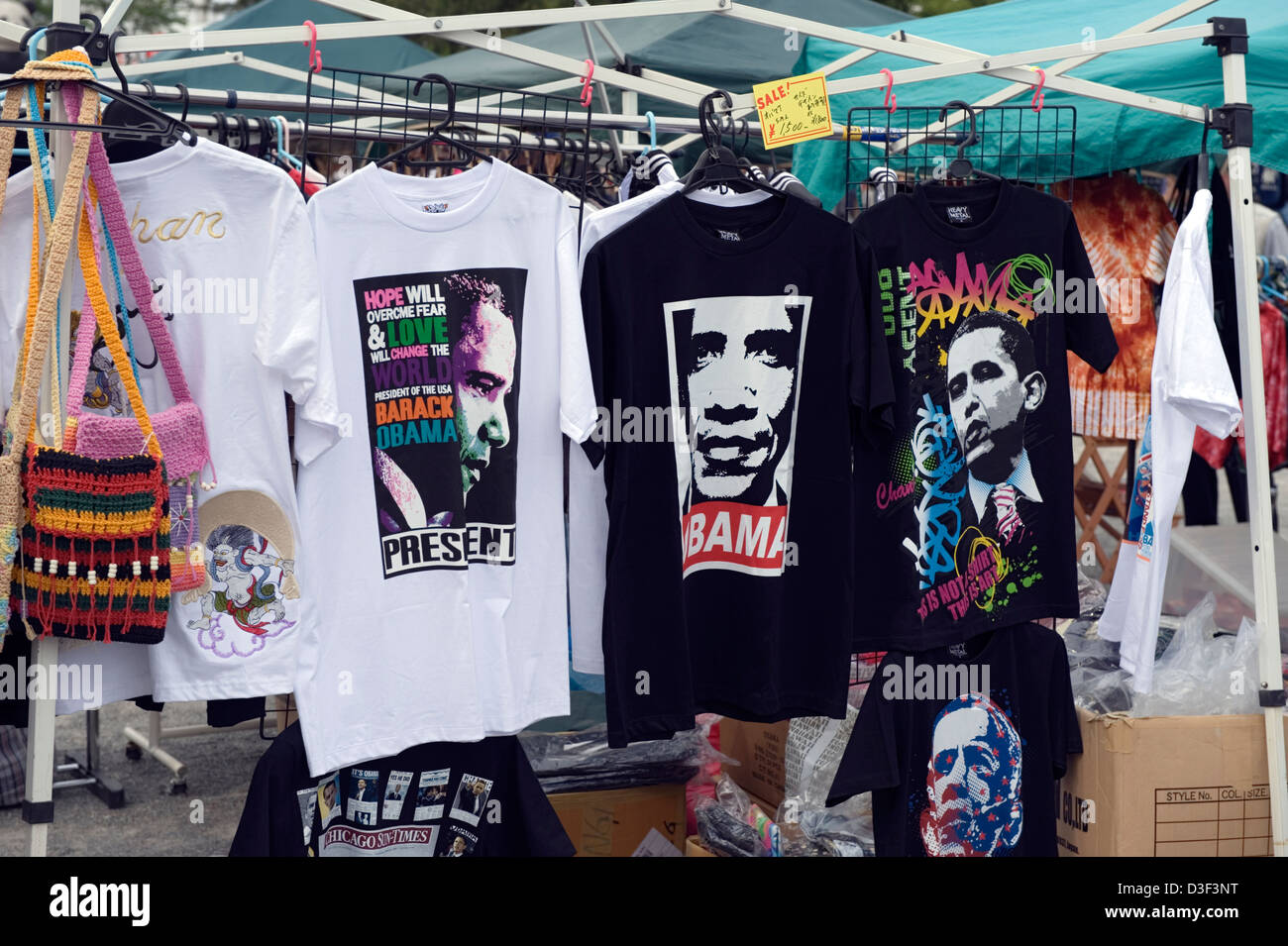 Auswahl an T-shirts mit Bild des US-Präsidenten Barack Obama für den Verkauf in einem Outdoor-Flohmarkt in Odawara, Kanagawa, Japan. Stockfoto