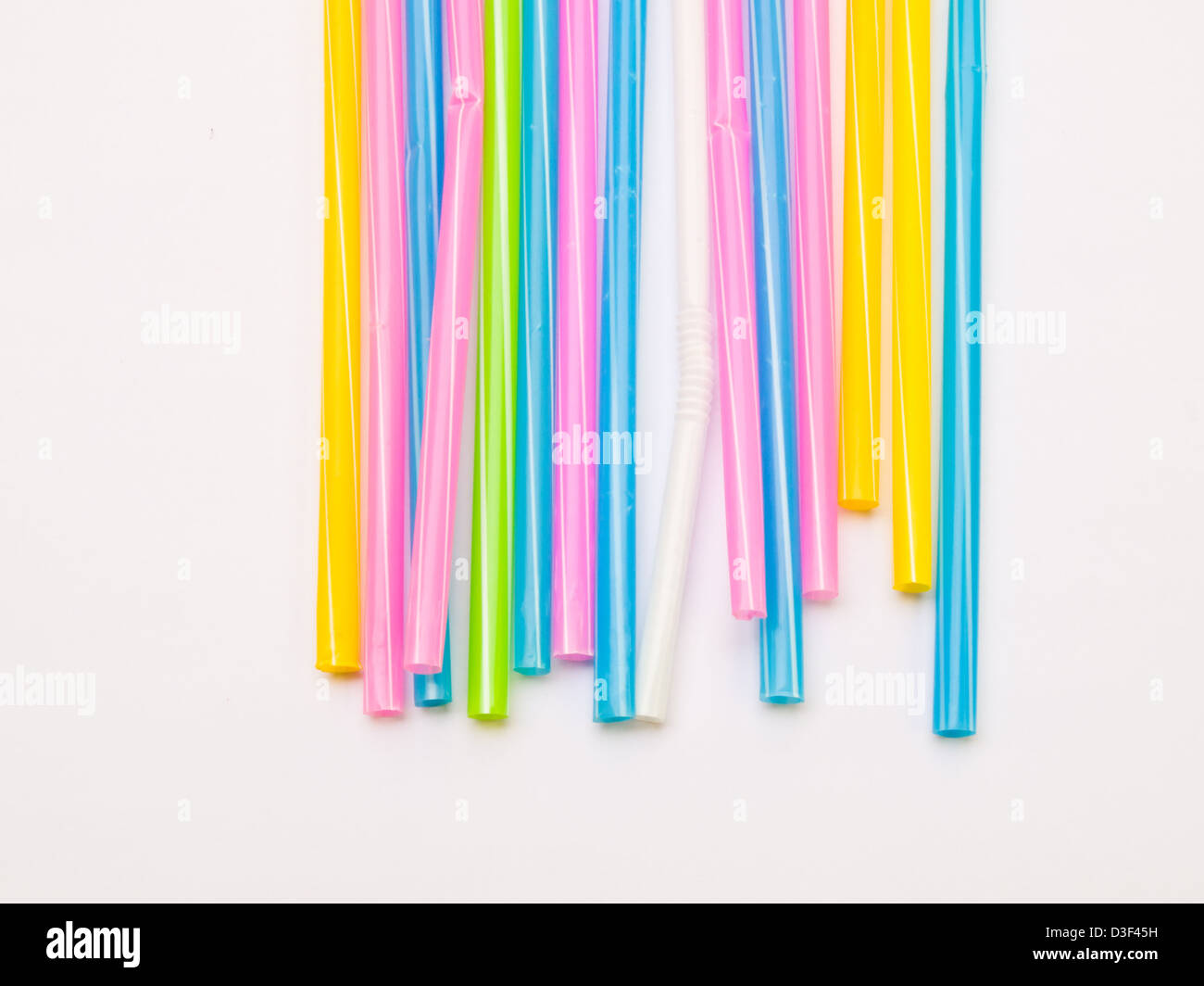 Bunte Strohhalme isoliert auf weißem Hintergrund Stockfoto