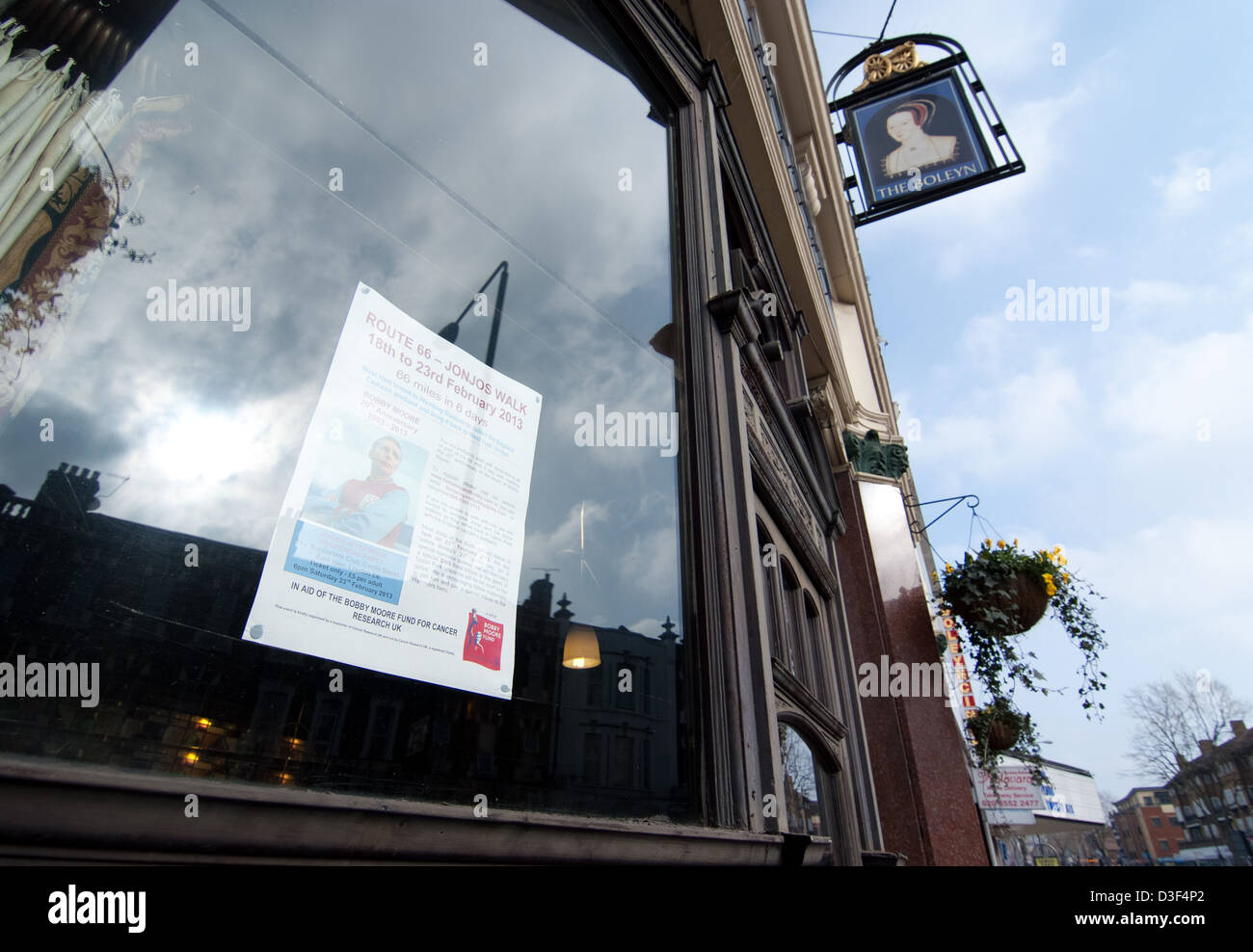 Jonjo Heuerman Route 66 große Fußball Tag Plakat in einem örtlichen Pub-Fenster angezeigt Stockfoto