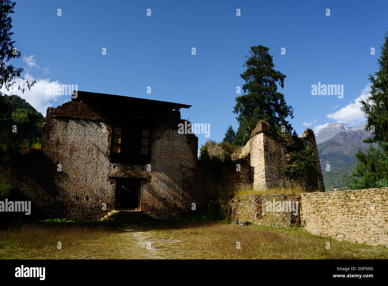 Fantastische Ruine Drukgyel Dzong Festung und Ausgangspunkt für Wanderungen, Jhomolhari Berge, Bhutan, 36MPX, HI-RES Stockfoto