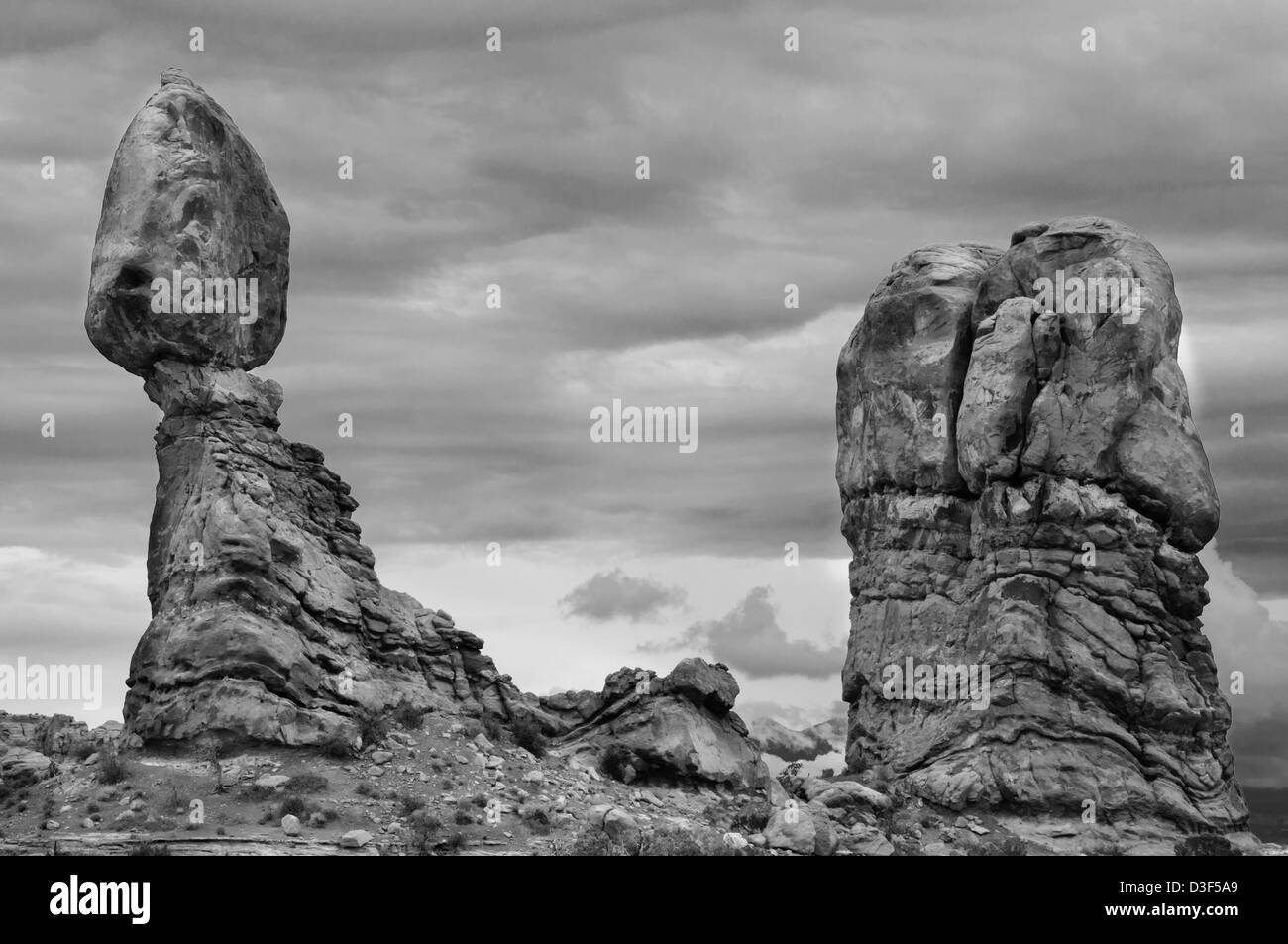 Ausgewogene Rock, Arches National Park, Utah. Hoher Kontrast Schwarz und weiß mit einem Gewitterhimmel. Stockfoto