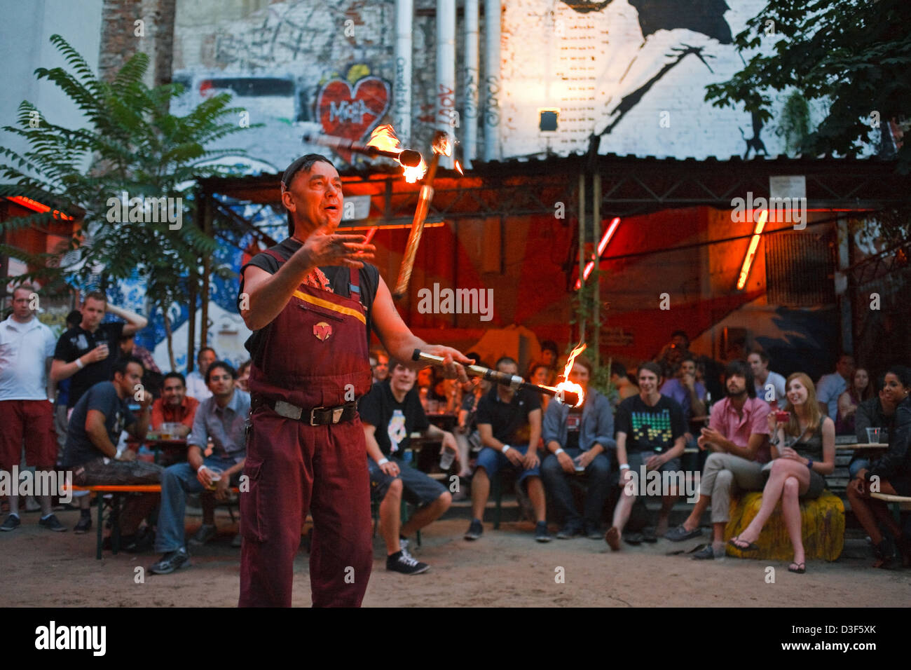 Berlin, Deutschland, die Feuershow Pyrofessor Mr Logo Lard Abend bei Tacheles Stockfoto