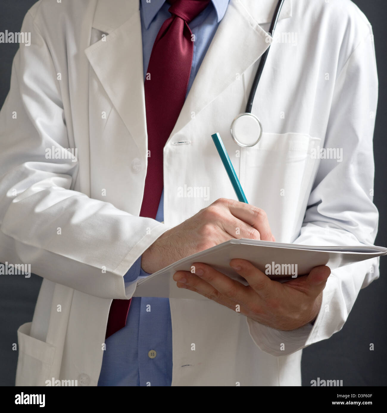 Männlichen Arzt im weißen Kittel schreibt Notizen in weiße Notebook. Stockfoto