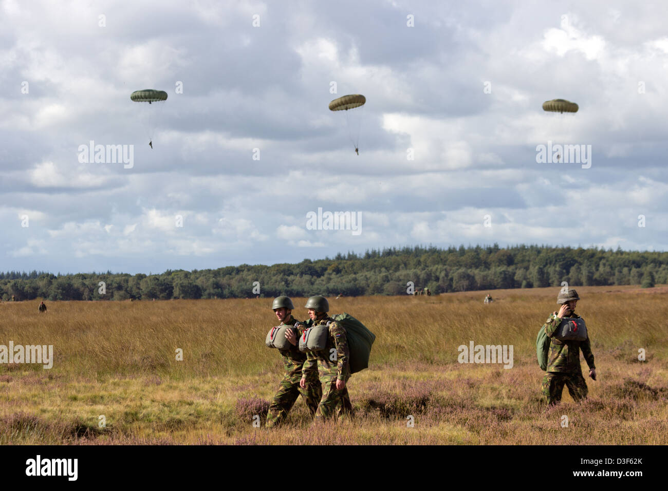 Fallschirmjäger aus verschiedenen NATO-Staaten während der Operation Market Garden Denkmal 2012. Ede, Niederlande Stockfoto