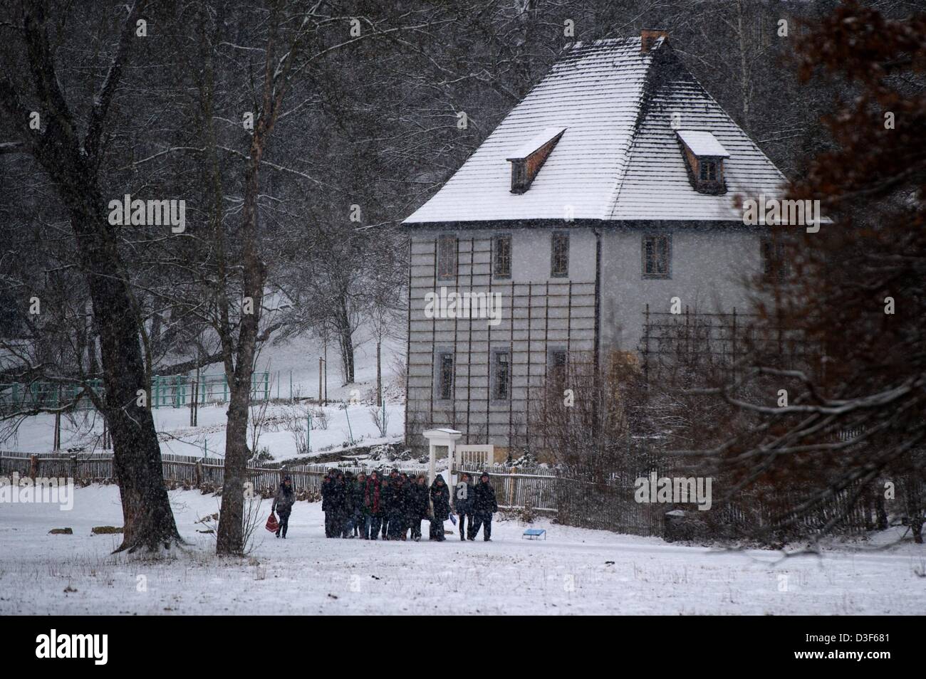Touristen gehen vorbei an der garden Lodge des ehemaligen deutschen Dramatiker, Autor und Dichter Johann Wolfgang von Goethe in Weimar, Deutschland, 9. Februar 2013. Foto: Marc Tirl Stockfoto