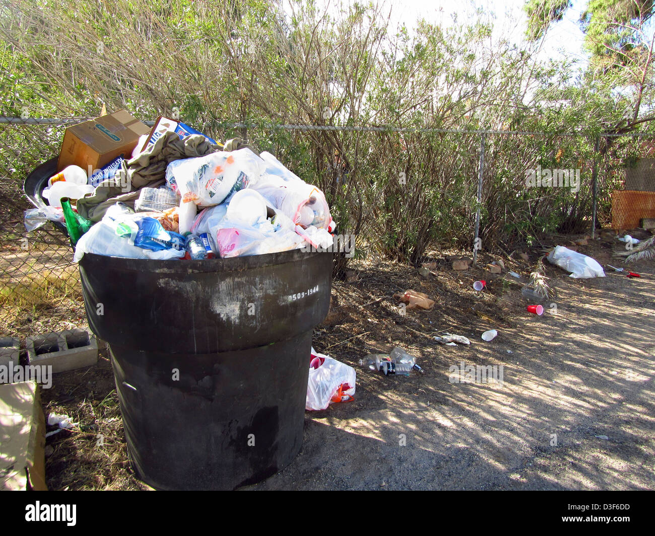 Wohngebiet Müll Müllcontainer überfüllt mit Müll Stockfoto