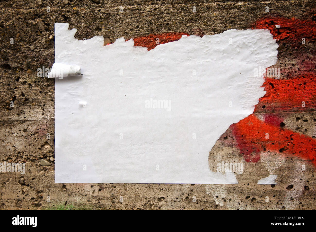 Leere zerrissenes Papier Plakat an eine alte Mauer Stockfoto