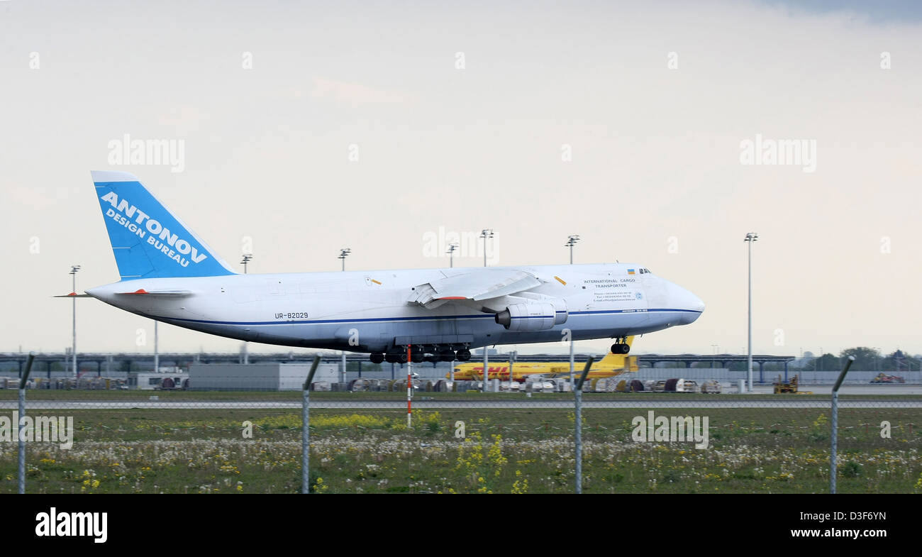 Leipzig, Deutschland, durch Frachtflugzeug Antonov am start Stockfoto