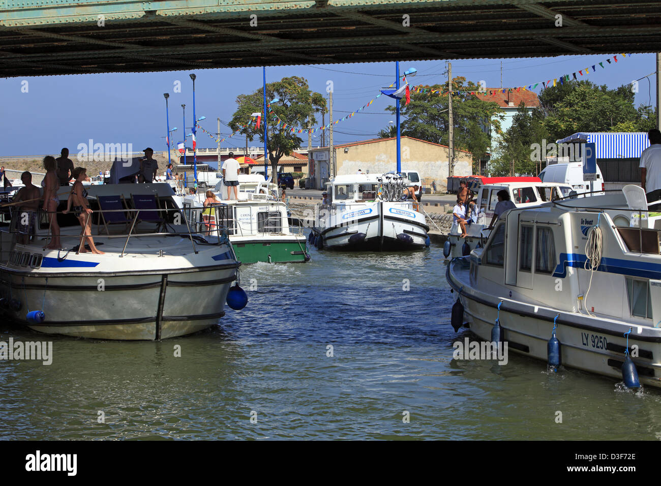 Flusstourismus, Navigation auf den Canal Rhône nach Sete. Caramus Dock. Frontignan, Languedoc Roussillon, Frankreich Stockfoto