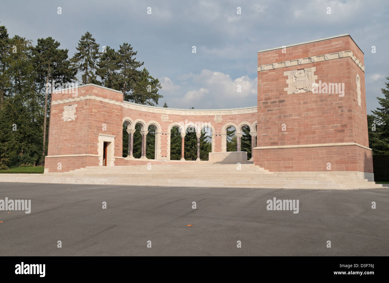 Die Kolonnade-Denkmal in der Oise-Aisne American Cemetery, Fère-En-Tardenois, Aisne, Picardie, Frankreich. Stockfoto