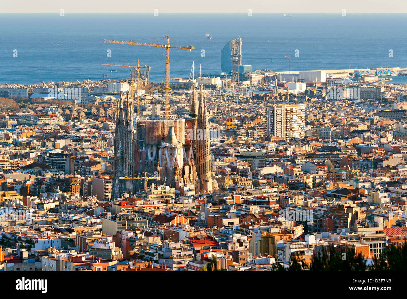 Luftaufnahme der Sagrada Familia bei Sonnenuntergang Stockfoto