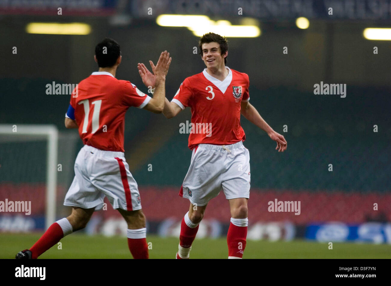 Gareth Bale feiern mit der Walisischen Fußball Team Captain Ryan Giggs im März 2007 im Millennium Stadium in Cardiff. Stockfoto