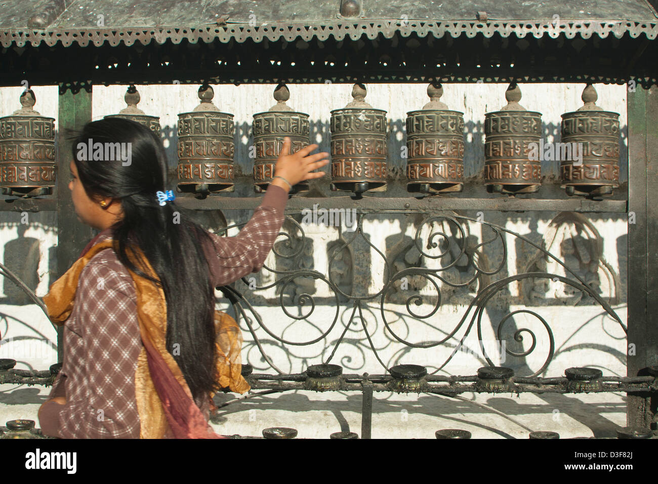 Menschen drehen Gebetsmühlen in Nepal Stockfoto