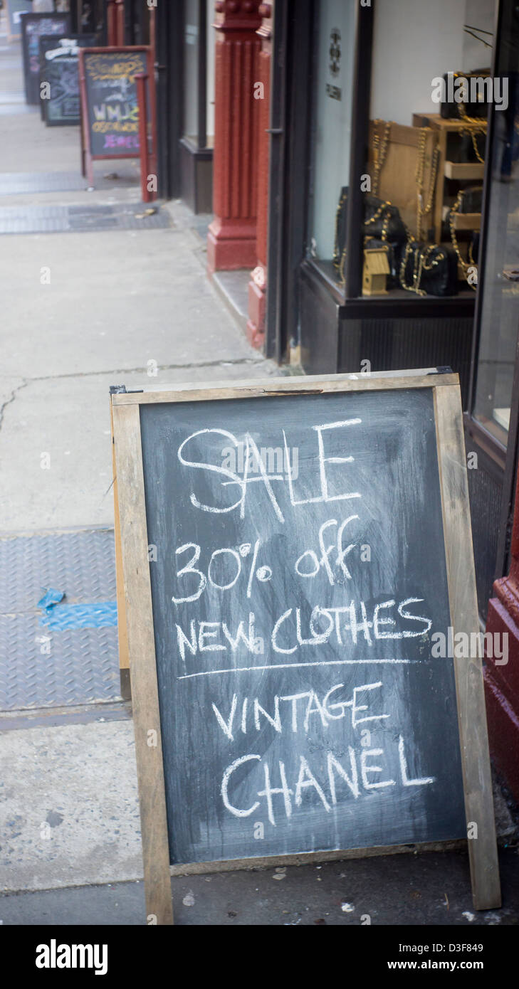 Tafeln außerhalb der Geschäfte im Stadtteil Lower East Side von New York Stockfoto
