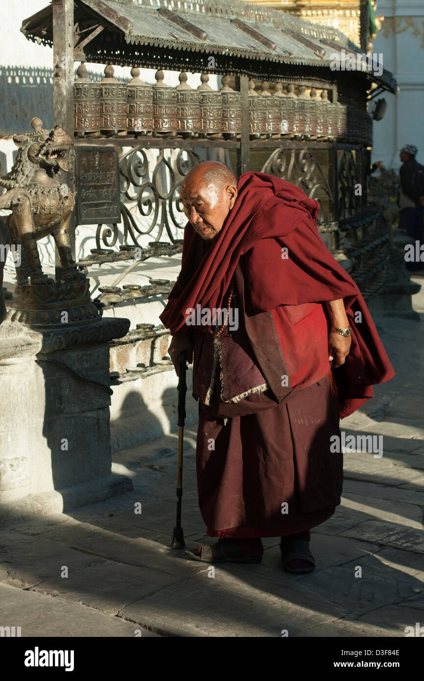 Menschen drehen Gebetsmühlen in Nepal Stockfoto