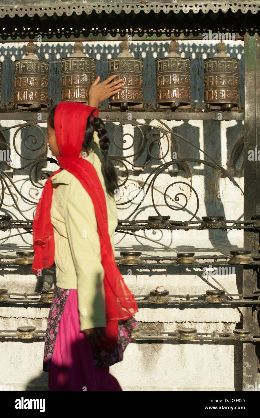 Menschen drehen Gebetsmühlen in Nepal Stockfoto
