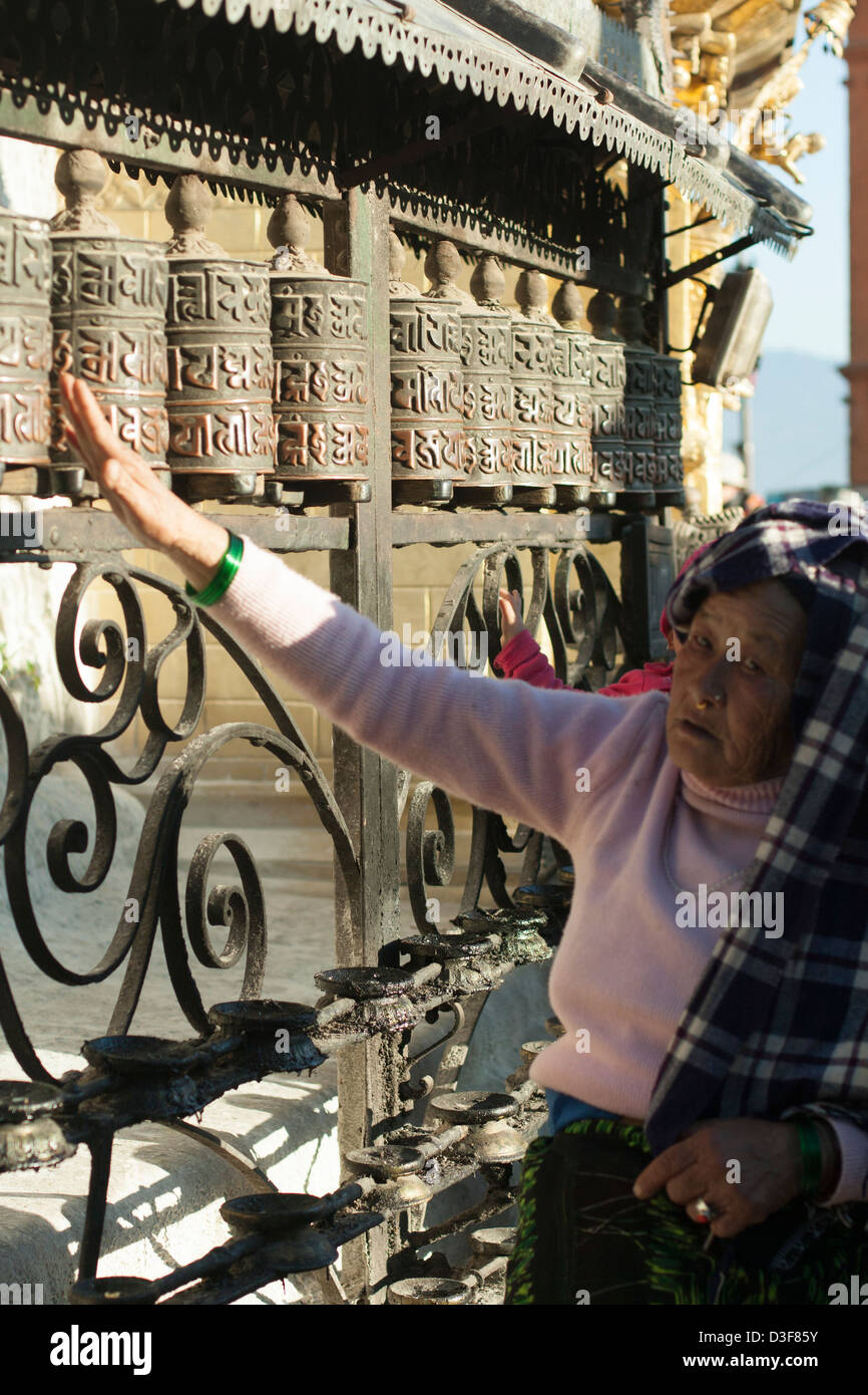 Menschen drehen Gebetsmühlen in Nepal Stockfoto