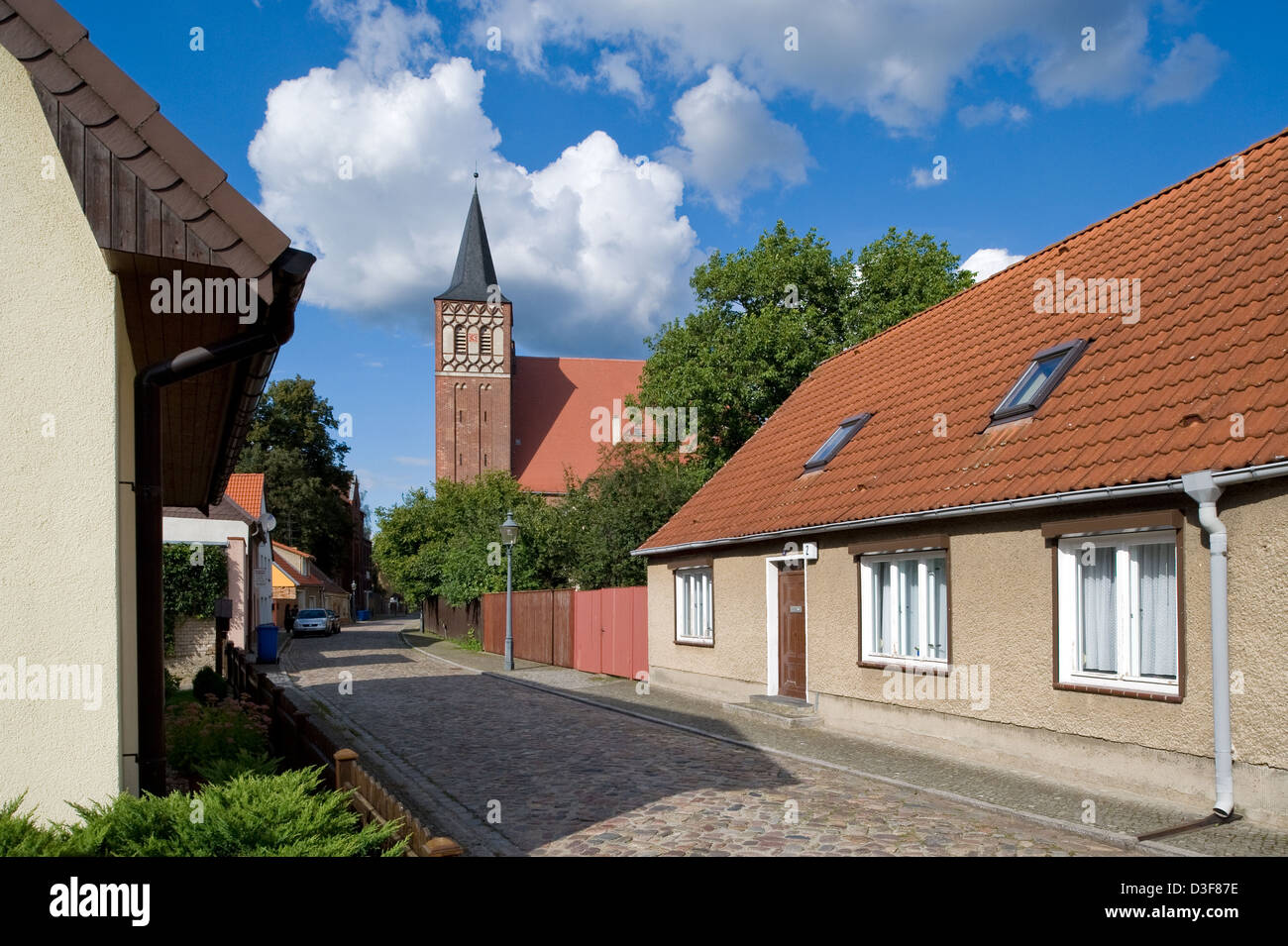 Baruth / Mark, Deutschland, die Kirche Straße mit Kirche St. Sebastian Stockfoto