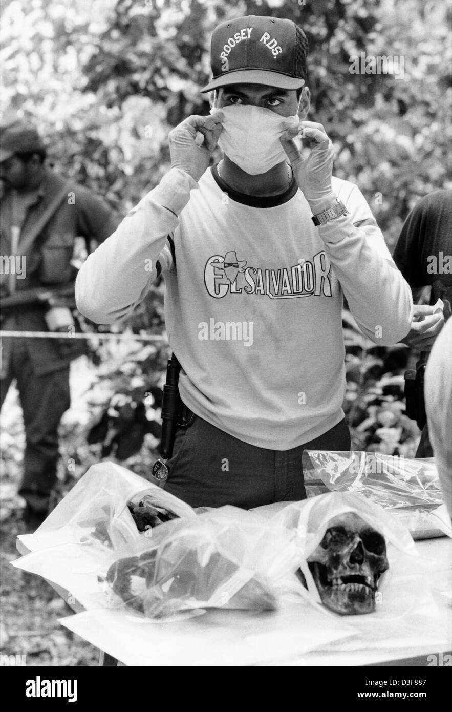SONSONATE, EL SALVADOR, untersucht eine forensische Team menschliche Überreste. Zwischen 1981 und 1983 verwendet lokale Armee organisiert Zivilschutz Brunnen Los Mangos Farm, um 41 Menschen zu töten. Stockfoto