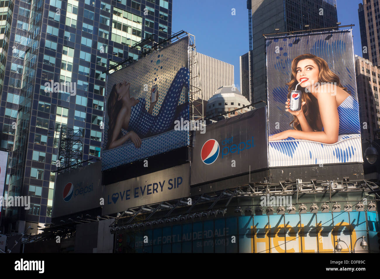Plakate für Diät Pepsi mit der Schauspielerin Sofia Vergara, sind oben Verkehr am Broadway, am Times Square in New York gesehen Stockfoto