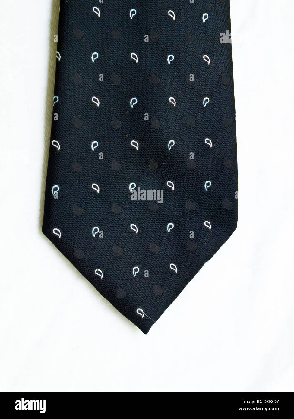 Eine gepunktete schwarze Krawatte isoliert auf weißem Hintergrund. Stockfoto