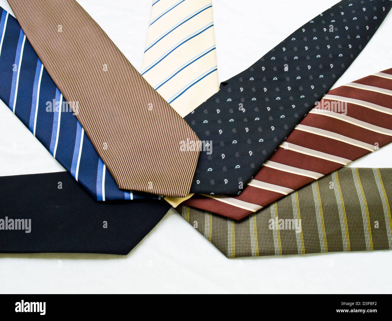 Bunte Krawatten isoliert auf weißem Hintergrund Stockfoto