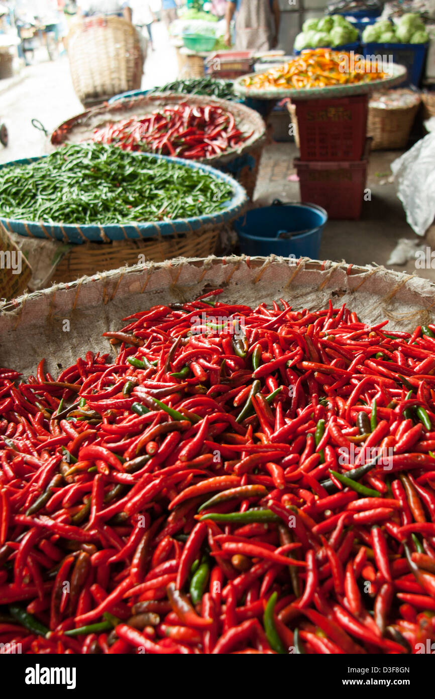 Red Chilli mit grünem Chili im Hintergrund in einem Markt Stockfoto