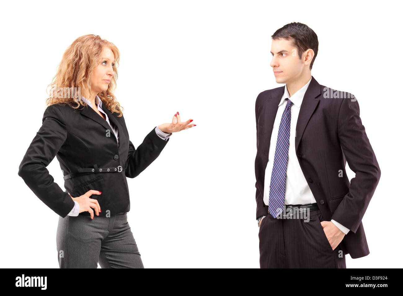 Reife Frauen in eine formelle Kleidung, ein Gespräch mit einem jungen männlichen Kollegen auf weißen Hintergrund isoliert Stockfoto