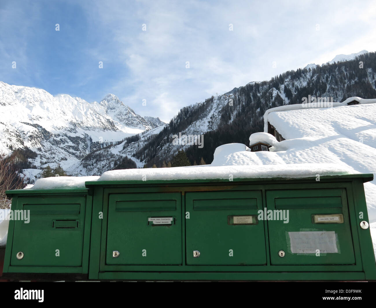 Schneebedeckte Briefkästen in Argentière, Tal von Chamonix in den französischen Alpen Dezember 2012 Stockfoto