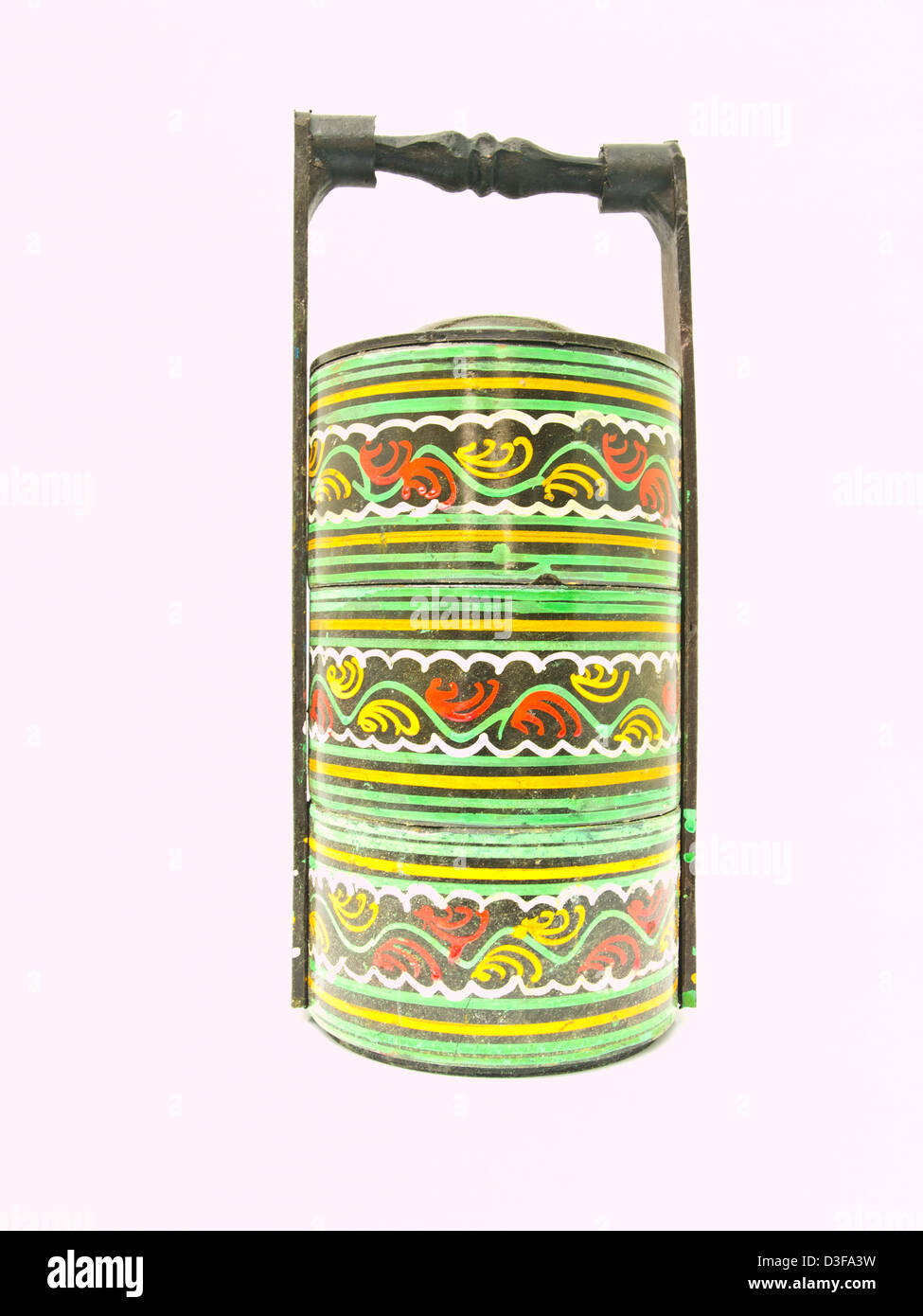 Eine bunte TradiA bunten traditionellen Tiffin Träger von Bagan, Birma isoliert auf weißem Hintergrund, Handmade von Bagan, Myanmar Stockfoto