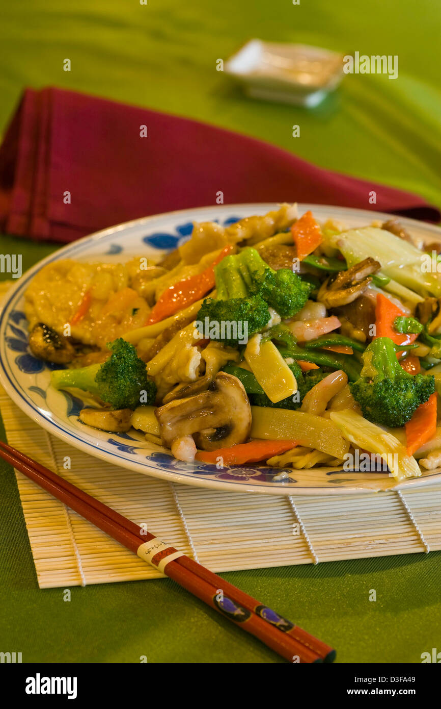 Pfanne gebratene Nudeln Vorspeise chinesisches Essen. Stockfoto