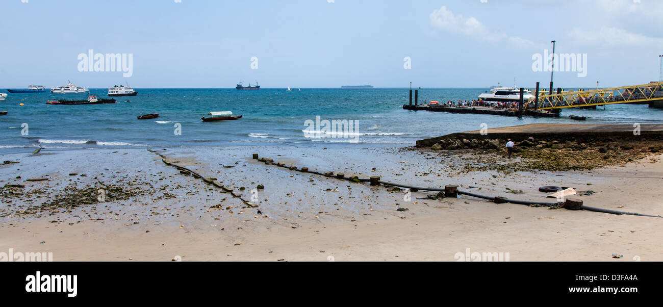 Der Blick auf das Meer und die Schiffe vor Anker von Stonetown Hafen. Sansibar, Tansania Stockfoto