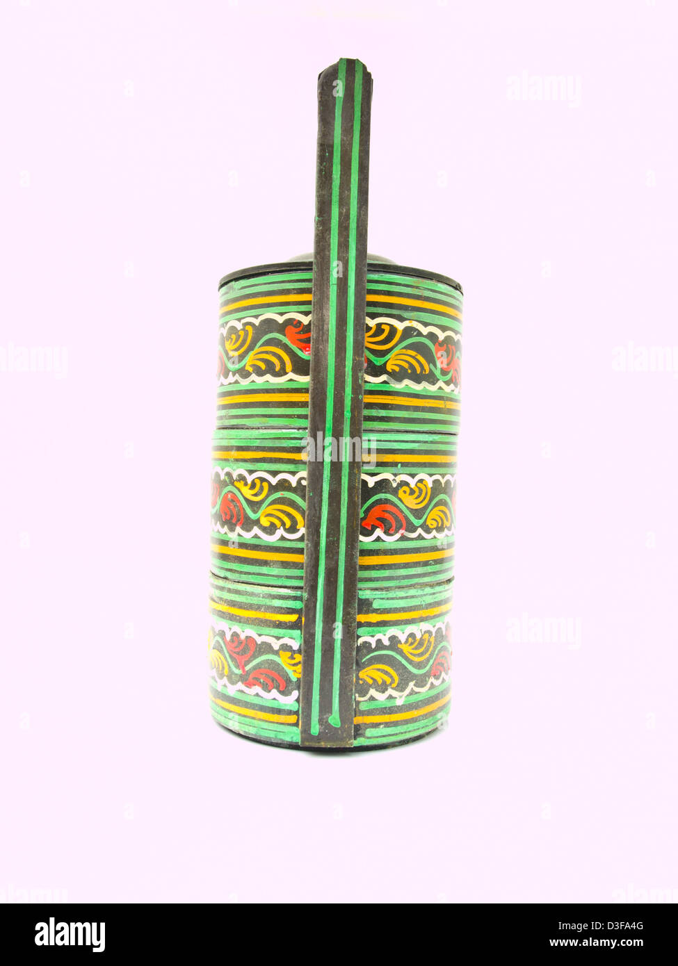 Eine bunte TradiA bunten traditionellen Tiffin Träger von Bagan, Birma isoliert auf weißem Hintergrund, Handmade von Bagan, Myanmar Stockfoto