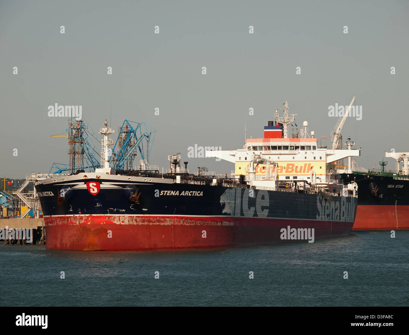 Öl-Tanker Stena Arctica festgemacht an der Esso Fawley Ölraffinerie Hampshire England UK Stockfoto