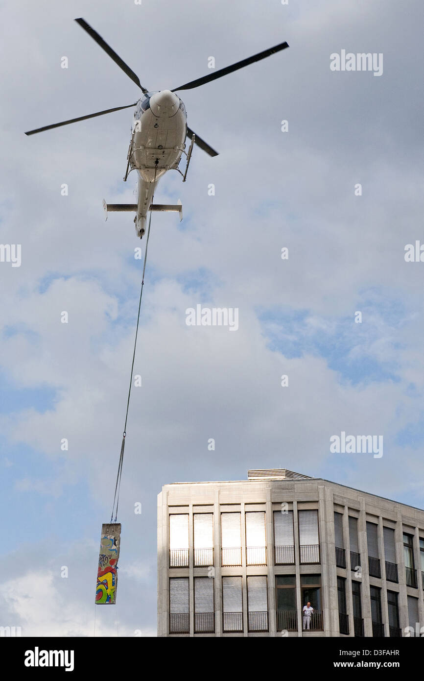 Berlin, Deutschland, ein Hubschrauber transportiert einen Teil der Berliner Mauer Stockfoto