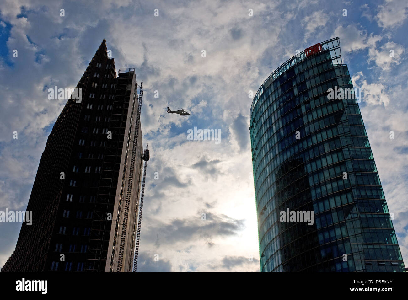 Berlin, Deutschland, ein Hubschrauber zwischen Kollhoff und Zug Turm Stockfoto