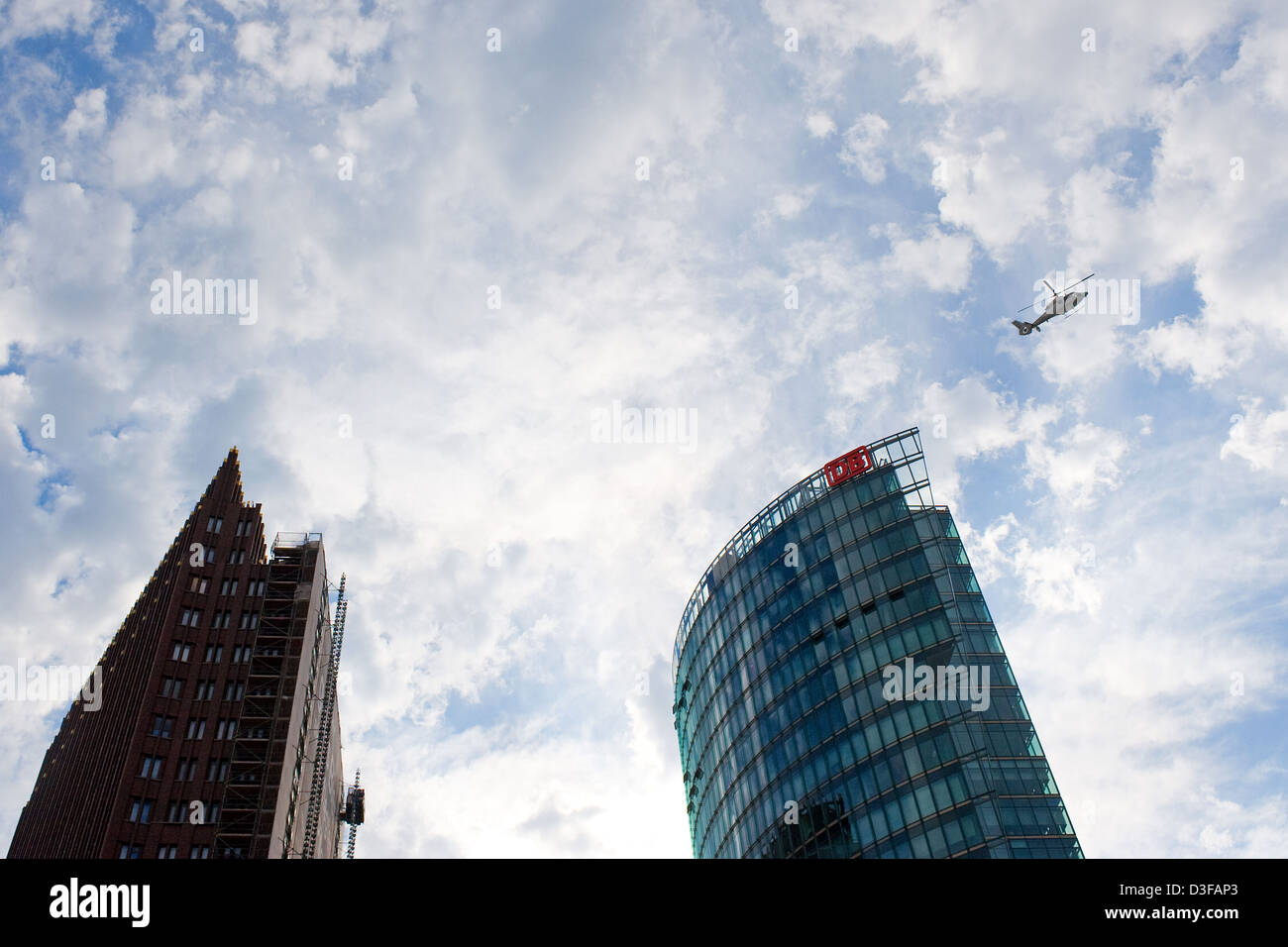 Berlin, Deutschland, fliegt ein Hubschrauber über den Potsdamer Platz Stockfoto