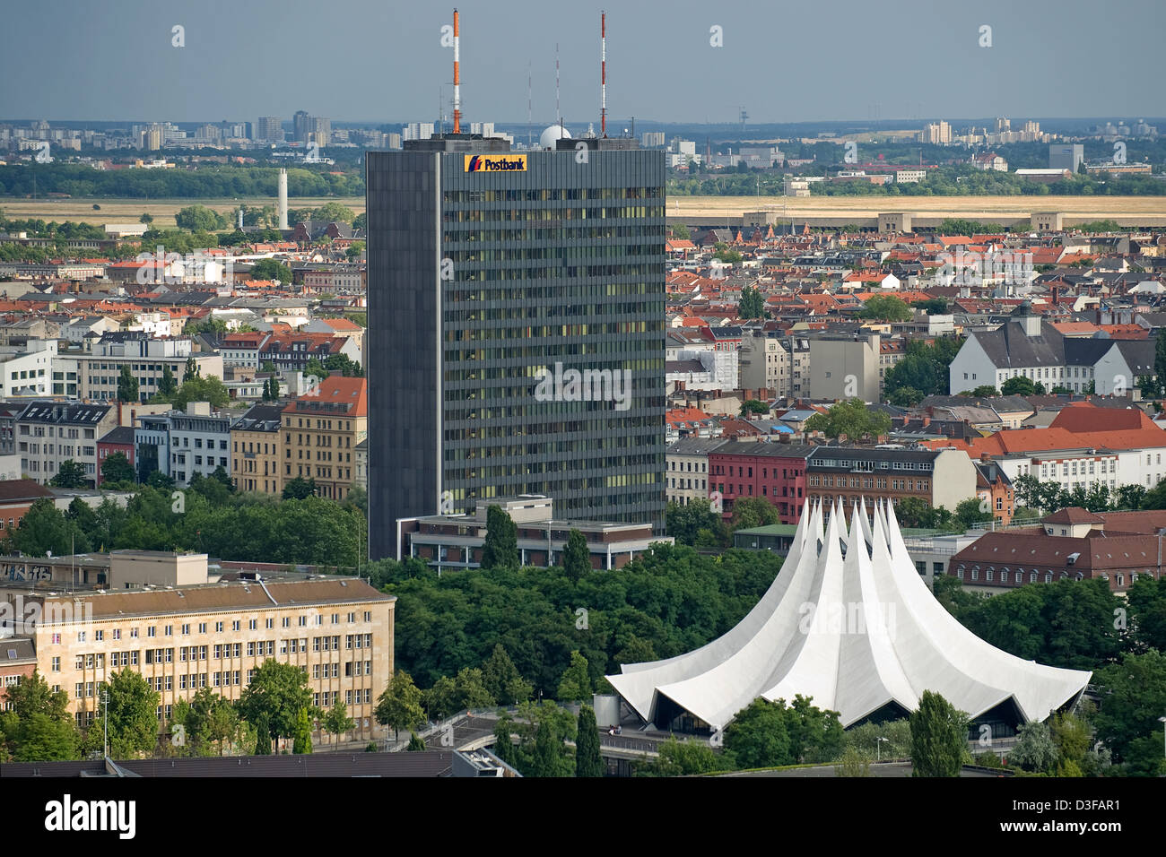 Berlin, Deutschland, und die Aussicht auf das Tempodrom Postbankgebaeude Stockfoto