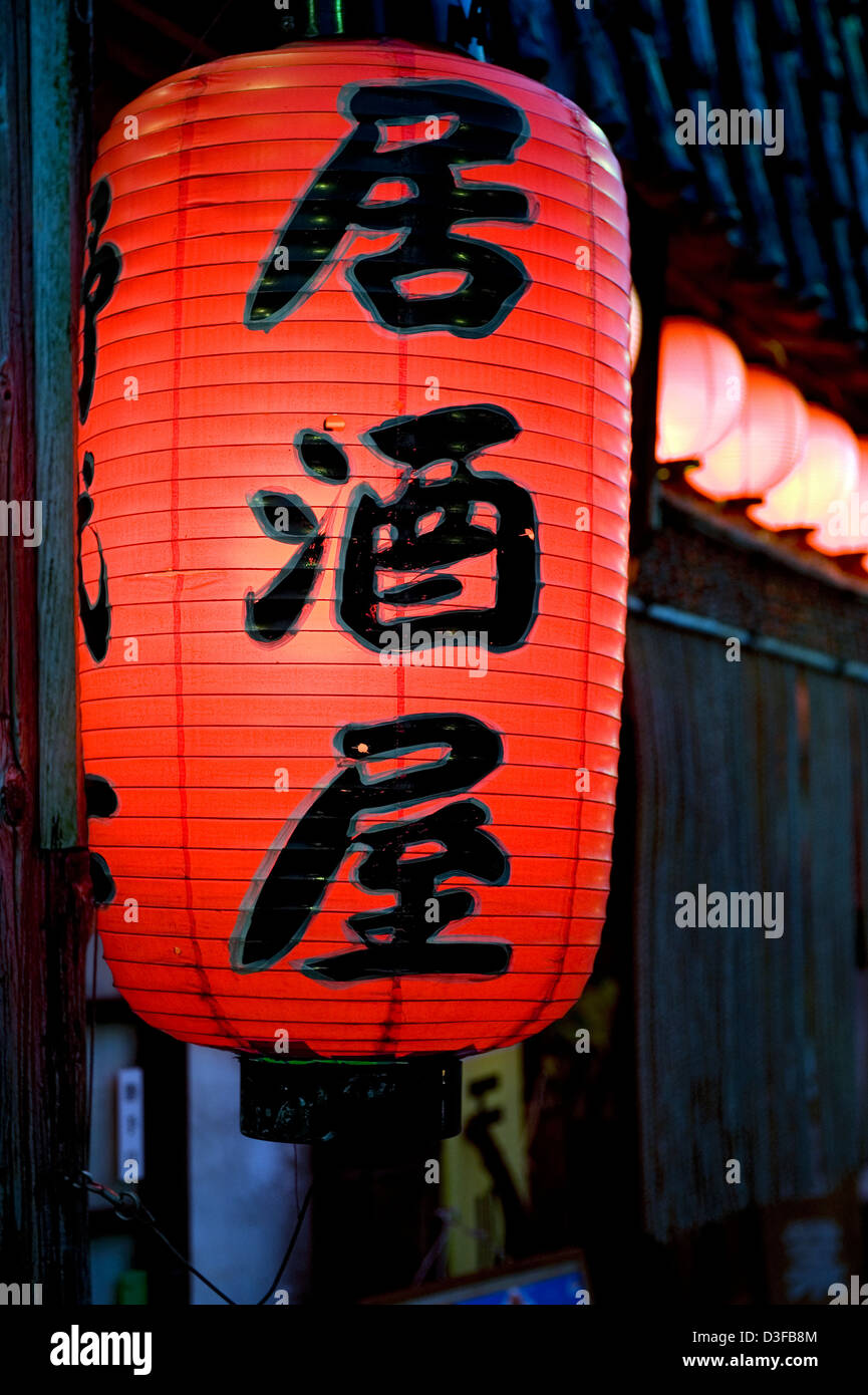 Roten Chochin Papierlaterne mit Kanji-Zeichen "Izakaya", lässige trinken Einrichtung beliebt bei After Work drängen sich in Japan Stockfoto