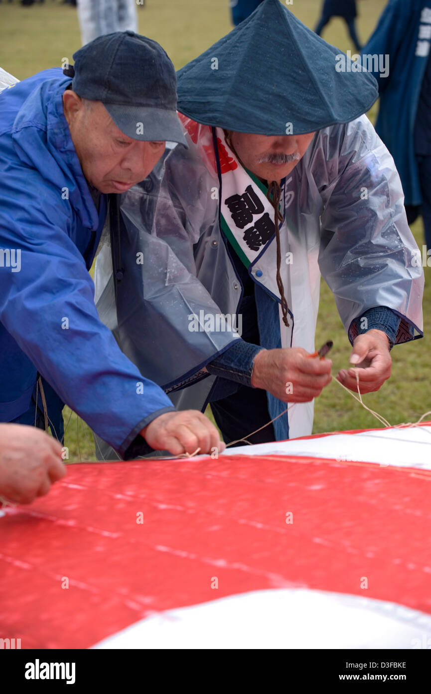 Team-Mitglieder verdienen Reparaturen an ihren Kite in Hamamatsu Takoage Gassen, jährliche kämpfen Drachenfest in Hamamatsu, Shizuoka, Japan Stockfoto