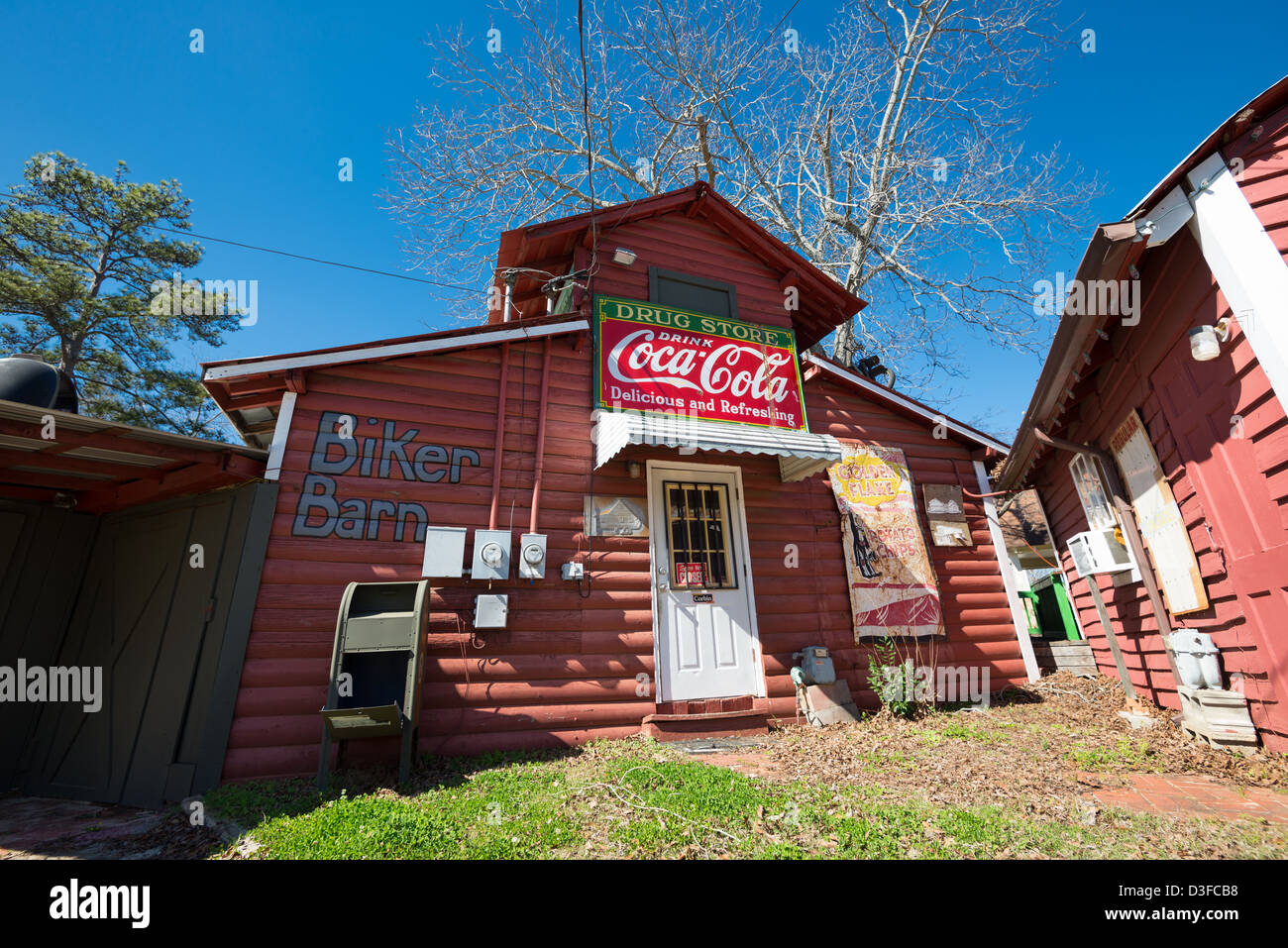 Ein Biker-Scheune-Bar, Club, mit einem Coca-Cola (Coke) Schild über der Tür in Warm Springs, Georgia. Stockfoto