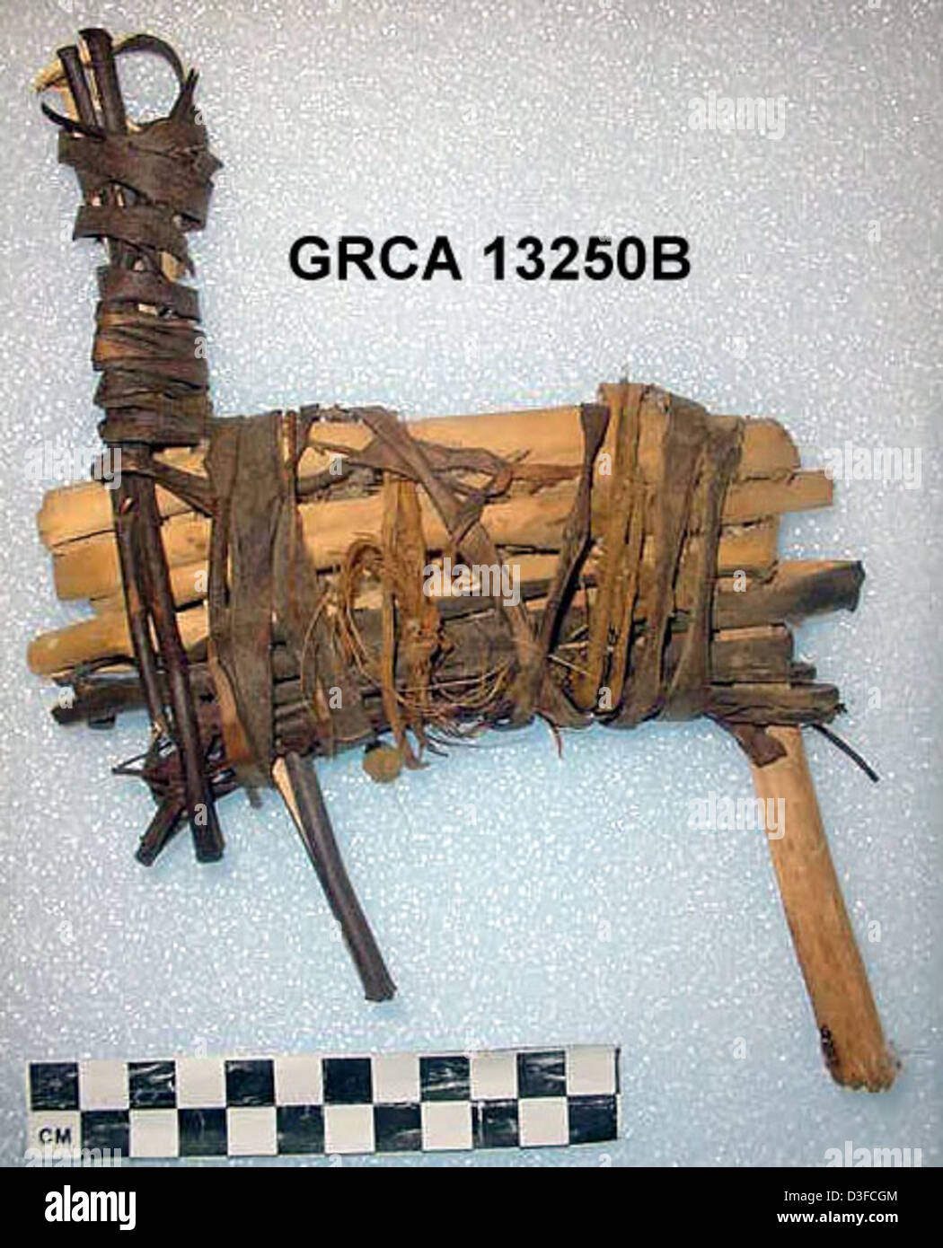 Die Split-Twig-Figur ist ein prähistorisches Artefakt, das im Grand Canyon gefunden wurde. Dieses aus Weidenzweigen geschnitzte Totem repräsentiert Tierbilder und bietet Einblicke in die alten Kulturen der Ureinwohner Amerikas und ihre spirituellen Überzeugungen. Stockfoto