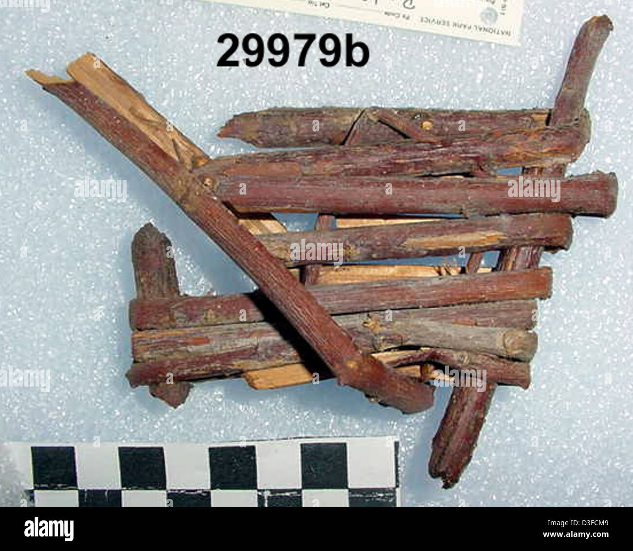 Die Split-Twig-Figur, die im Grand Canyon gefunden wurde, ist ein prähistorisches Artefakt, das vermutlich eine frühe Darstellung von Tierfiguren ist. Es spiegelt alte kulturelle Praktiken wider und ist im Grand Canyon National Park untergebracht. Stockfoto