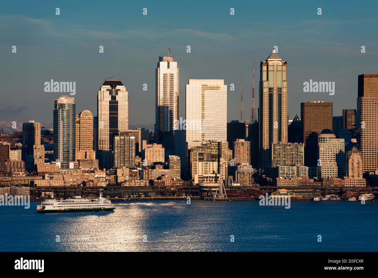 Seattle, Washington Sonnenuntergang mit Blick auf die Elliott Bay mit Fähren und Schlepper Kreuz und quer über den Puget Sound-Bereich. Stockfoto