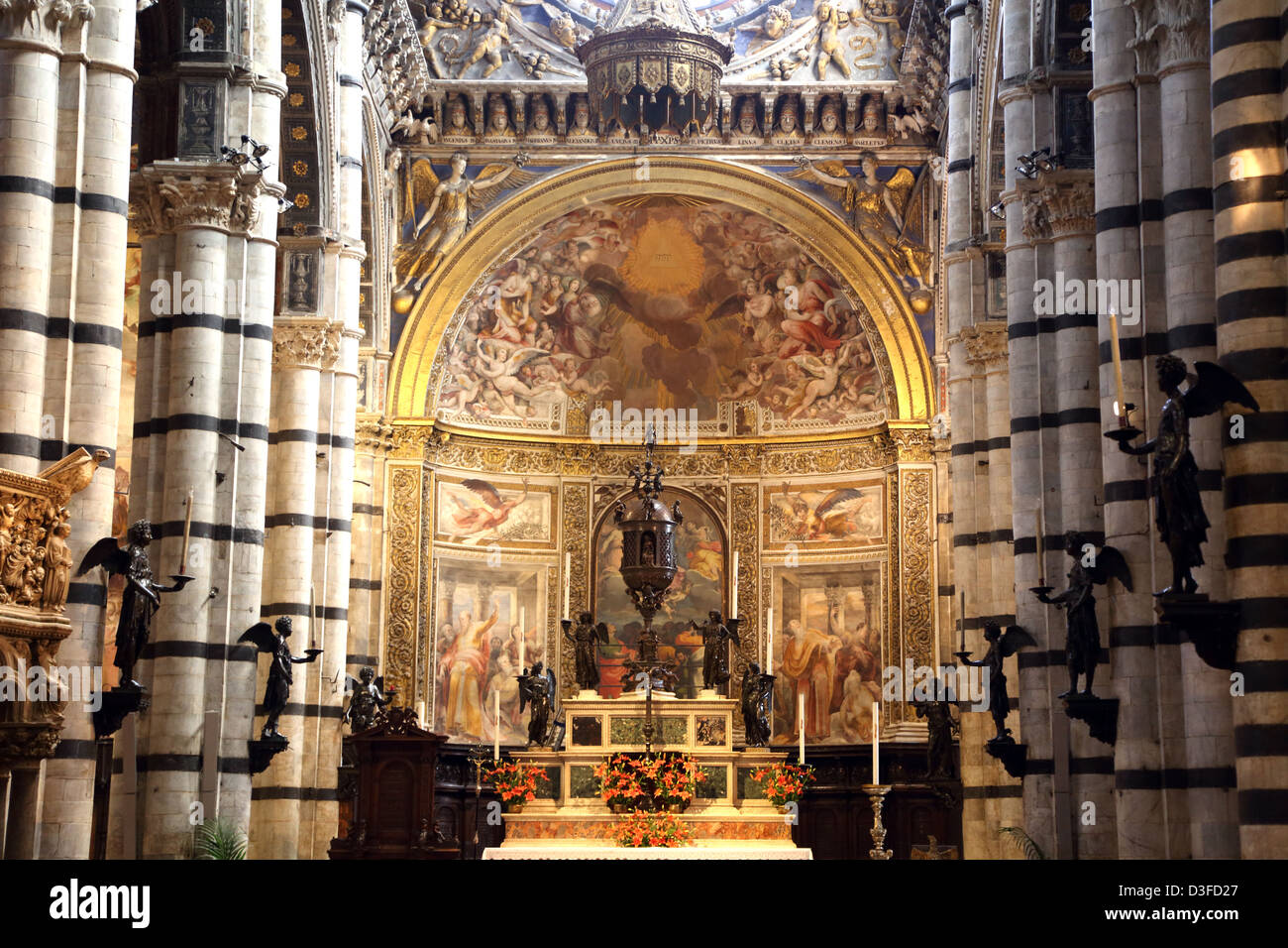 Der Altarraum des Doms in Siena Italien Stockfoto