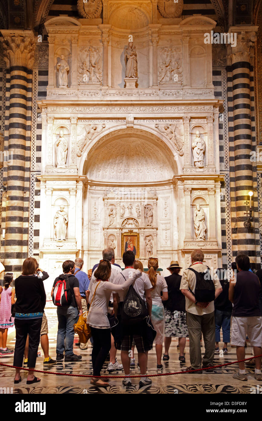 Touristen im Inneren des Doms in Siena Stockfoto