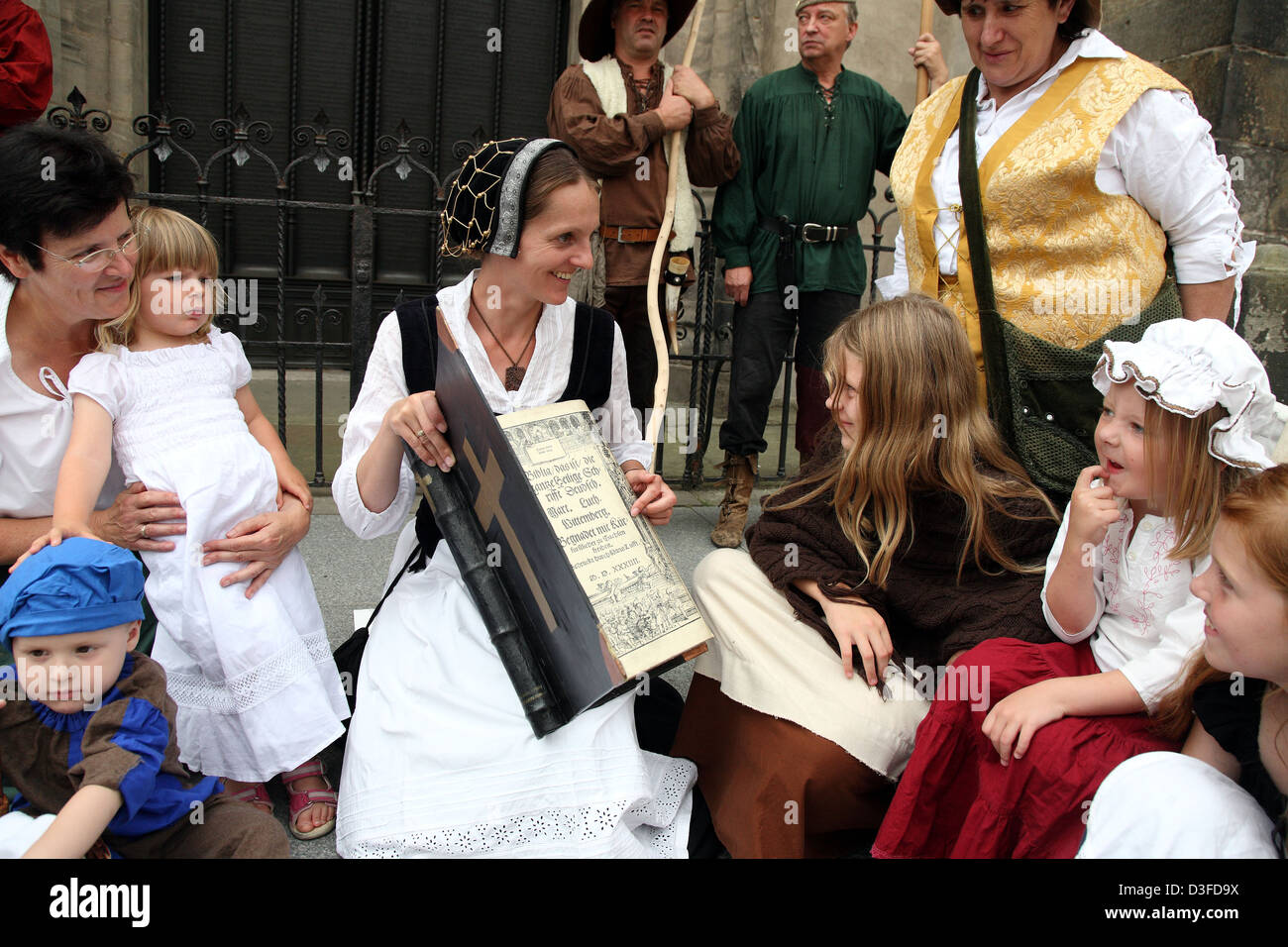 Wittenberg, Deutschland, Christiane Dalichow gekleidet als Katharina von Bora mit Besuchern Stockfoto